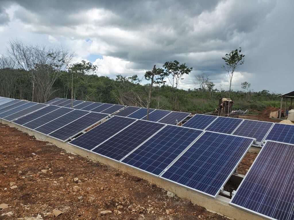 Instalación de paneles solares en una granja autosustentable