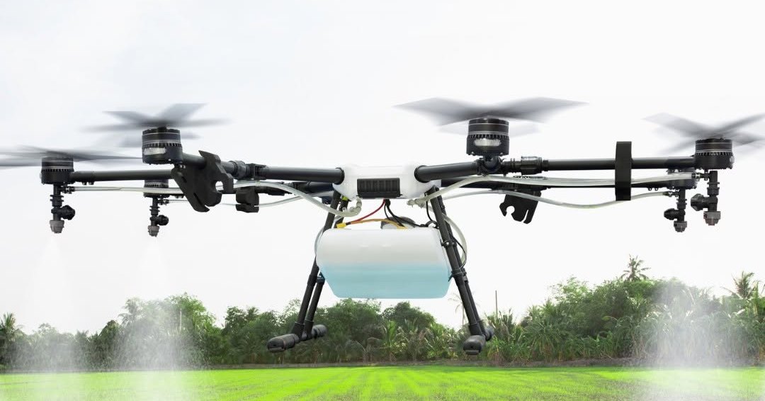 Dron DJI AGRAS T70P fumigando sobre un cultivo